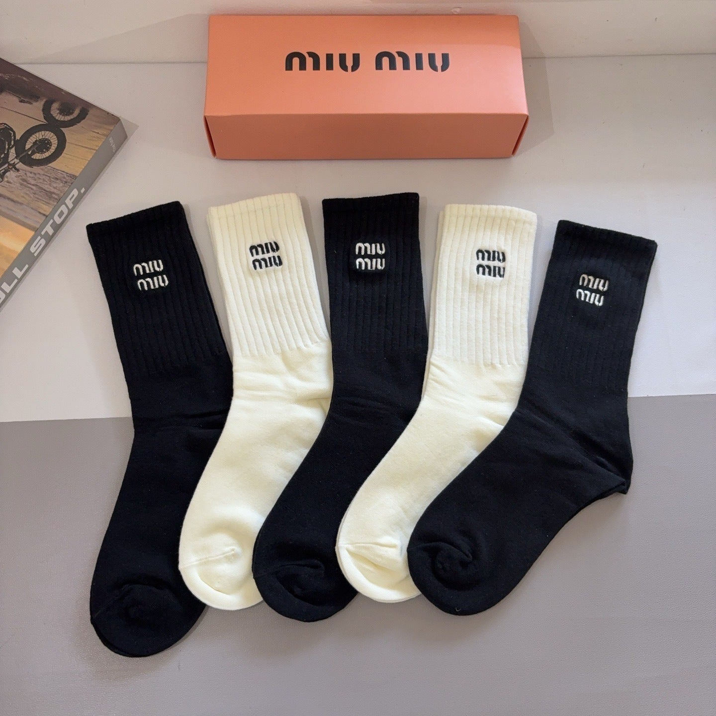 Box 5 pair socks Miu